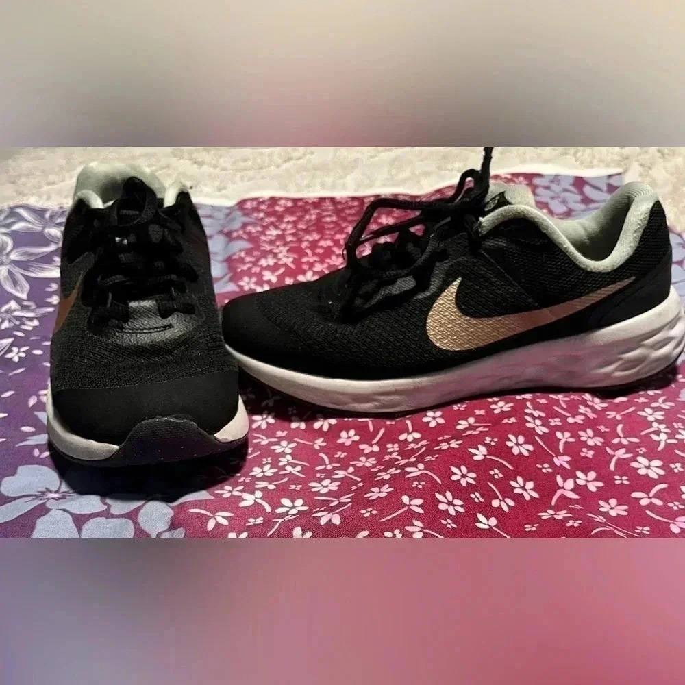 Nike revolution size 4 youth sneakers